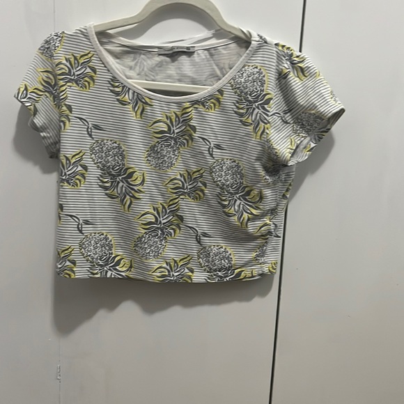 CROP TOP with Pineapple Design 🍍🍍 - Picture 1 of 4